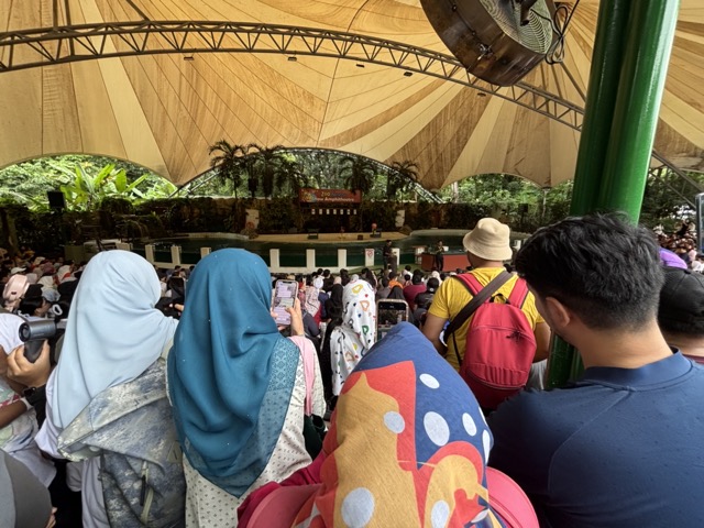 マレーシアのネガラ動物園のショー